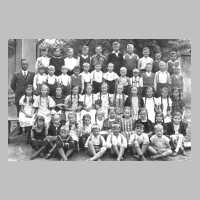102-0002 Klassenbild der Volksschule Stampelken mit Lehrer Fritz Teschner - um 1940-41.jpg